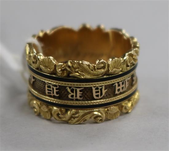 A George IV 18ct gold and black enamel mourning ring, size P.